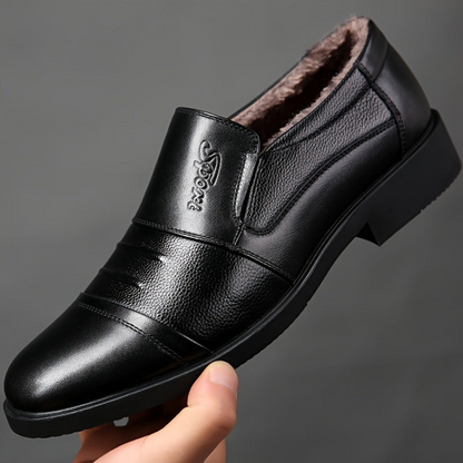 Herren Slipper mit weichem Futter, dunkler Sohle und Ziernähten