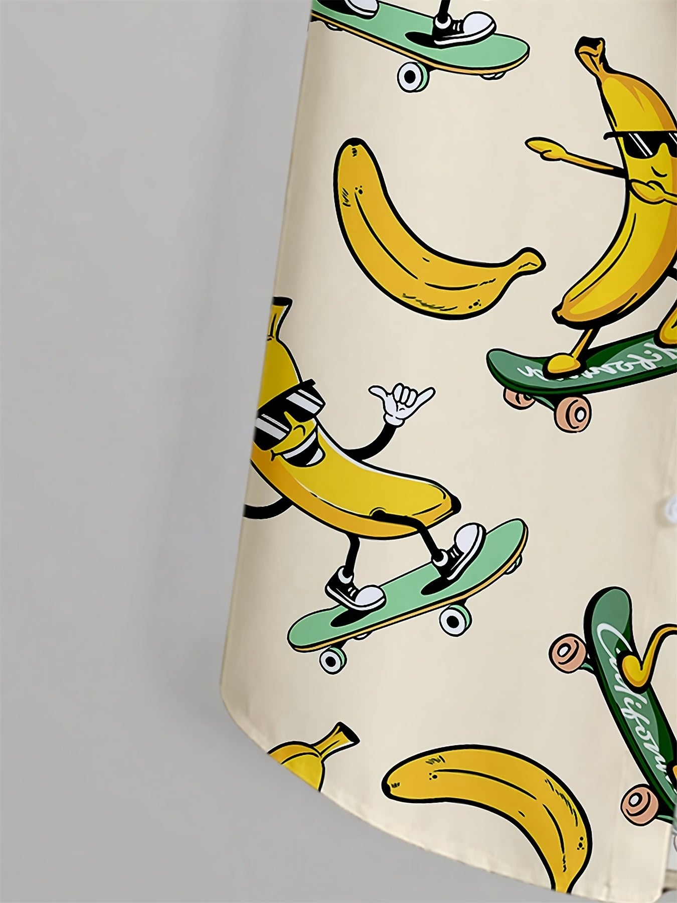 Herre kortærmet fritidsskjorte med skateboard-bananer tegneserieprint – sommerfest statement skjorte