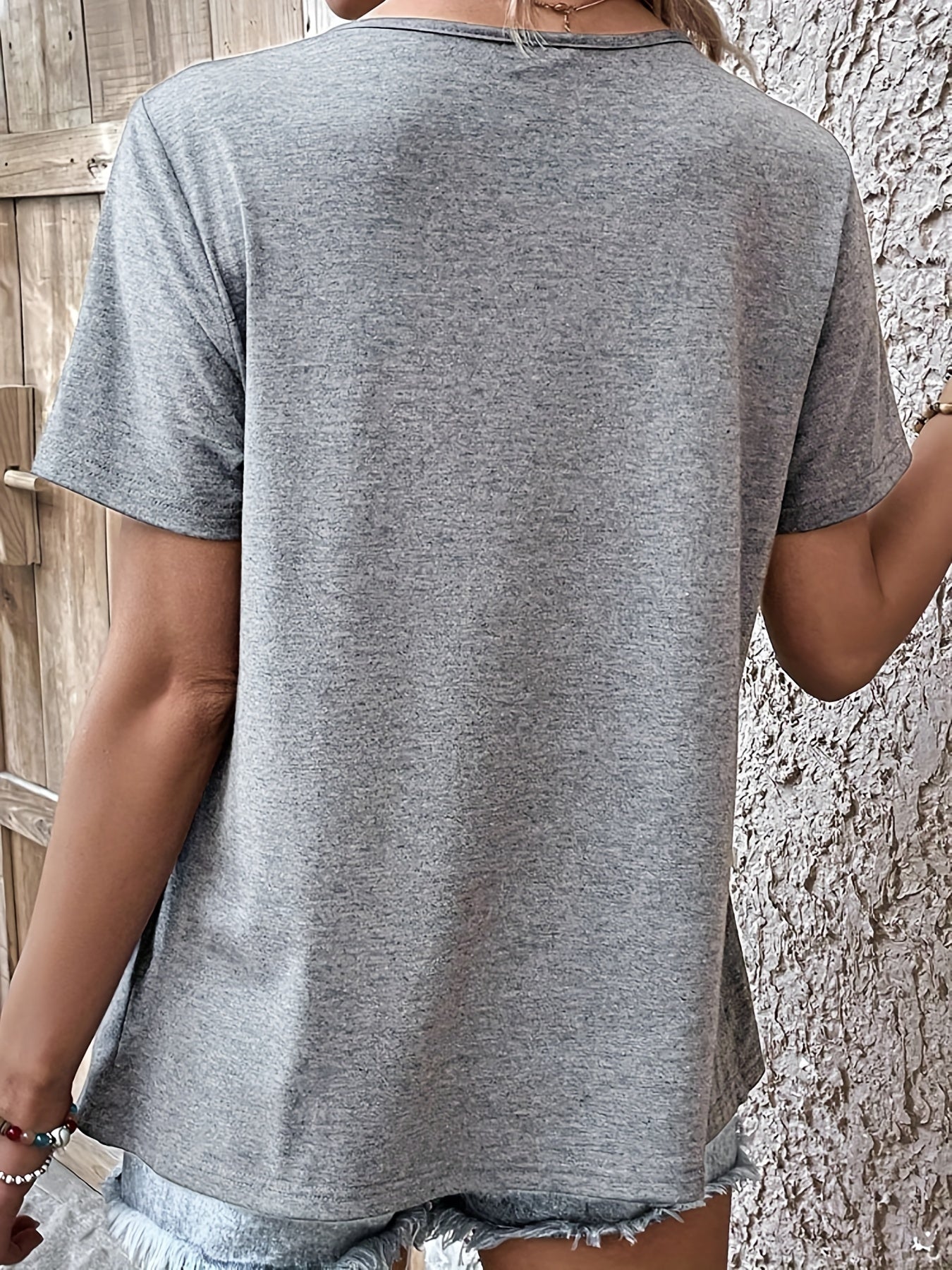 Damen Sommer-Shirt mit asymmetrischem Ausschnitt und Knopfdetail – Lässiges, modisches Freizeitoberteil