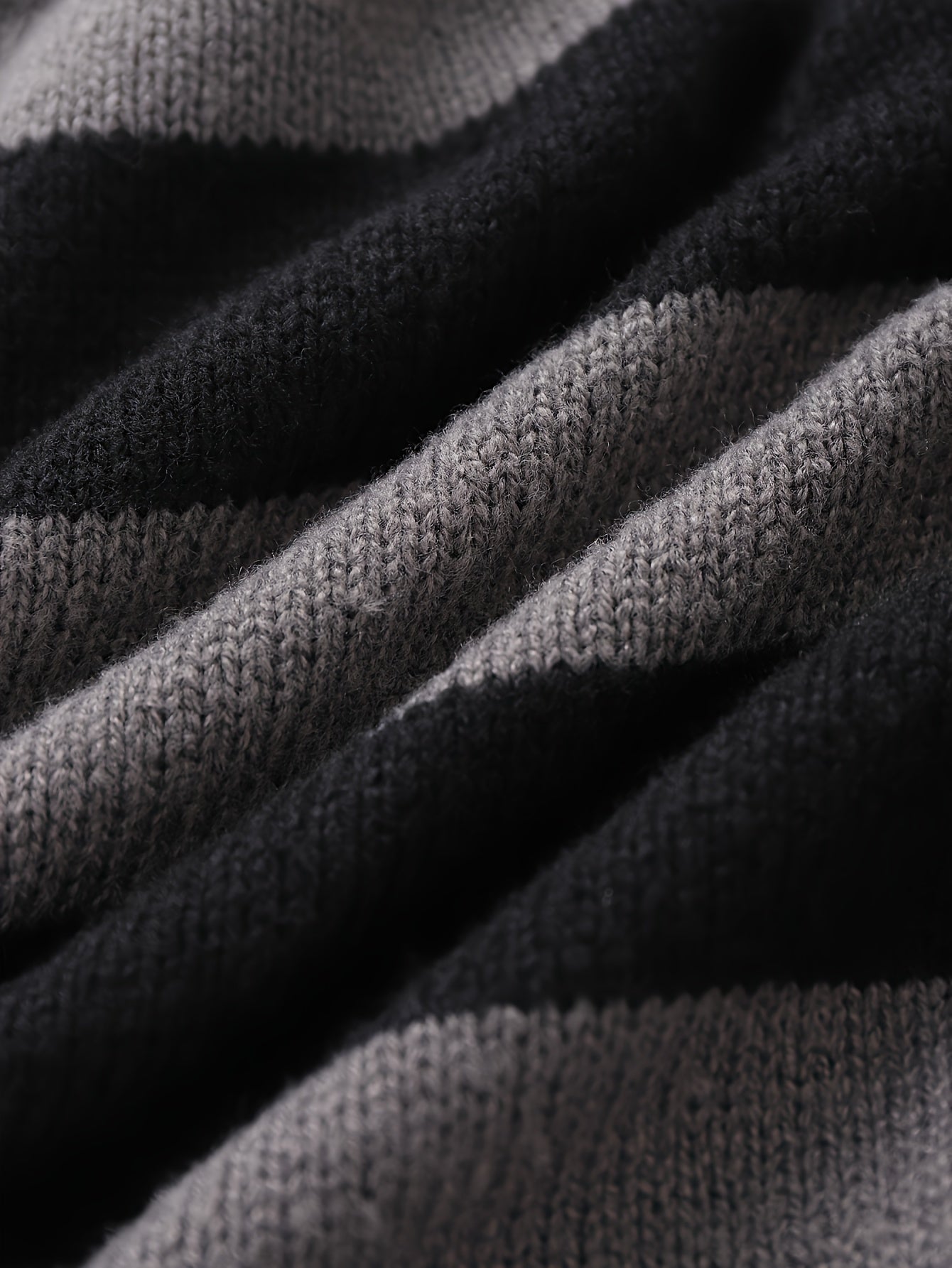 Kurzer Kapuzenpullover mit Streifen und langen Ärmeln