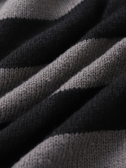 Kurzer Kapuzenpullover mit Streifen und langen Ärmeln