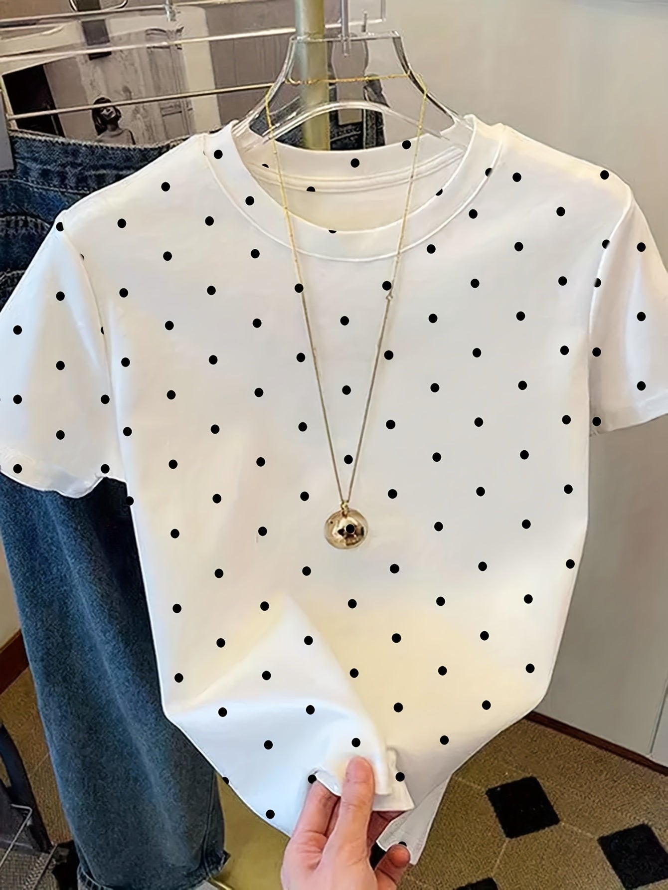 Dame T-shirt med Prikker – Elegant Fritidsstil til Sommeren