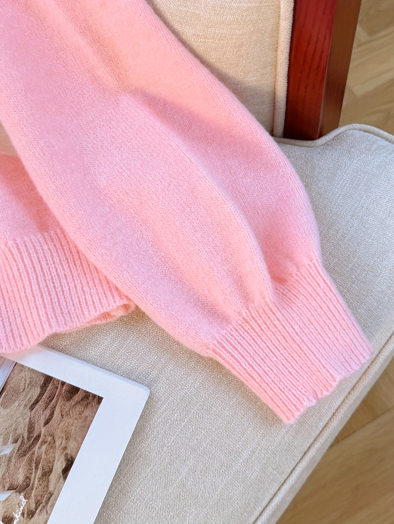 Dame-sweatshirt i creme-rosa, tofarvet med rosenprint og ribmanchetter