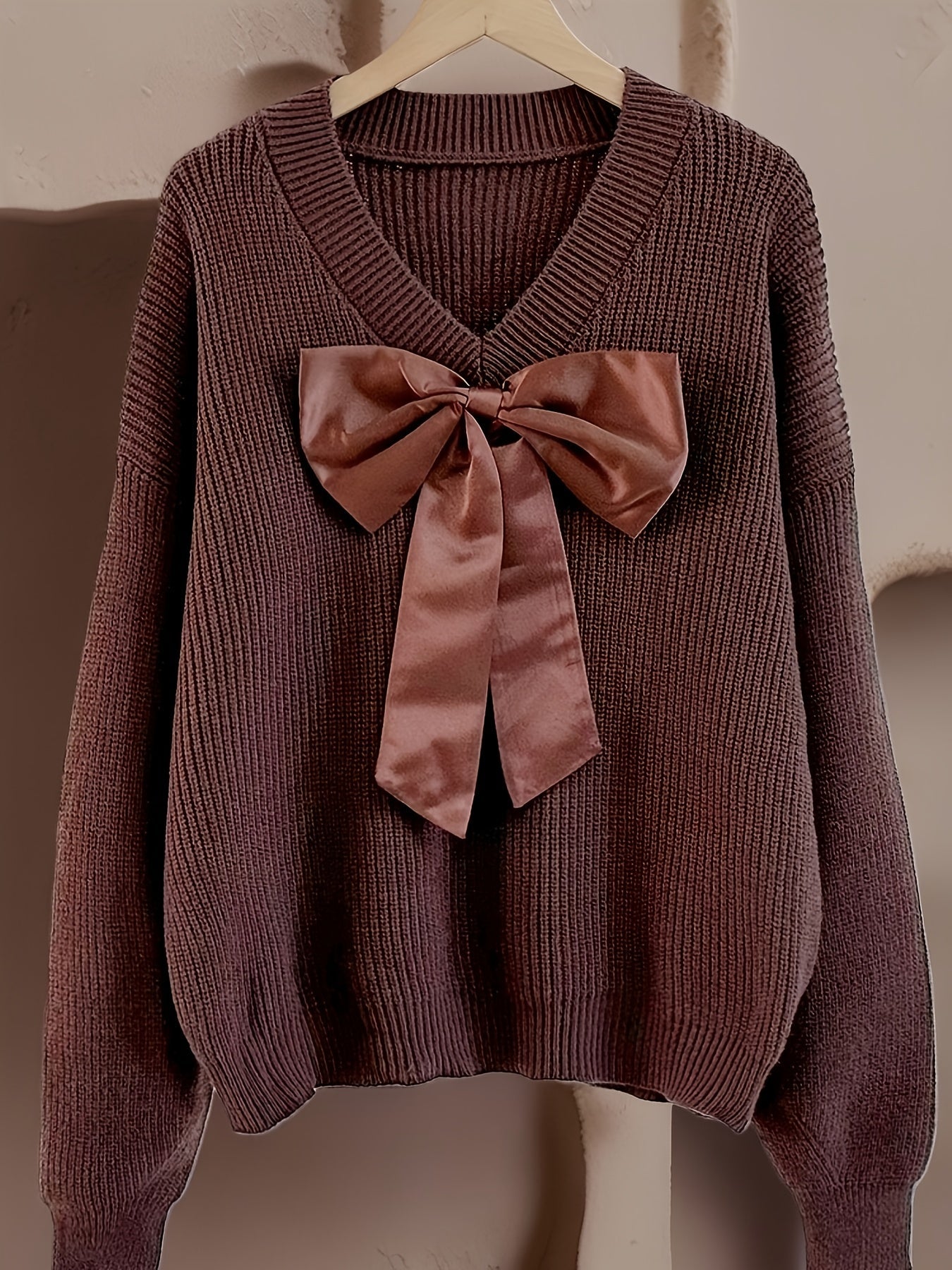 Pullover da donna in maglia grossa con scollo a V e grande fiocco