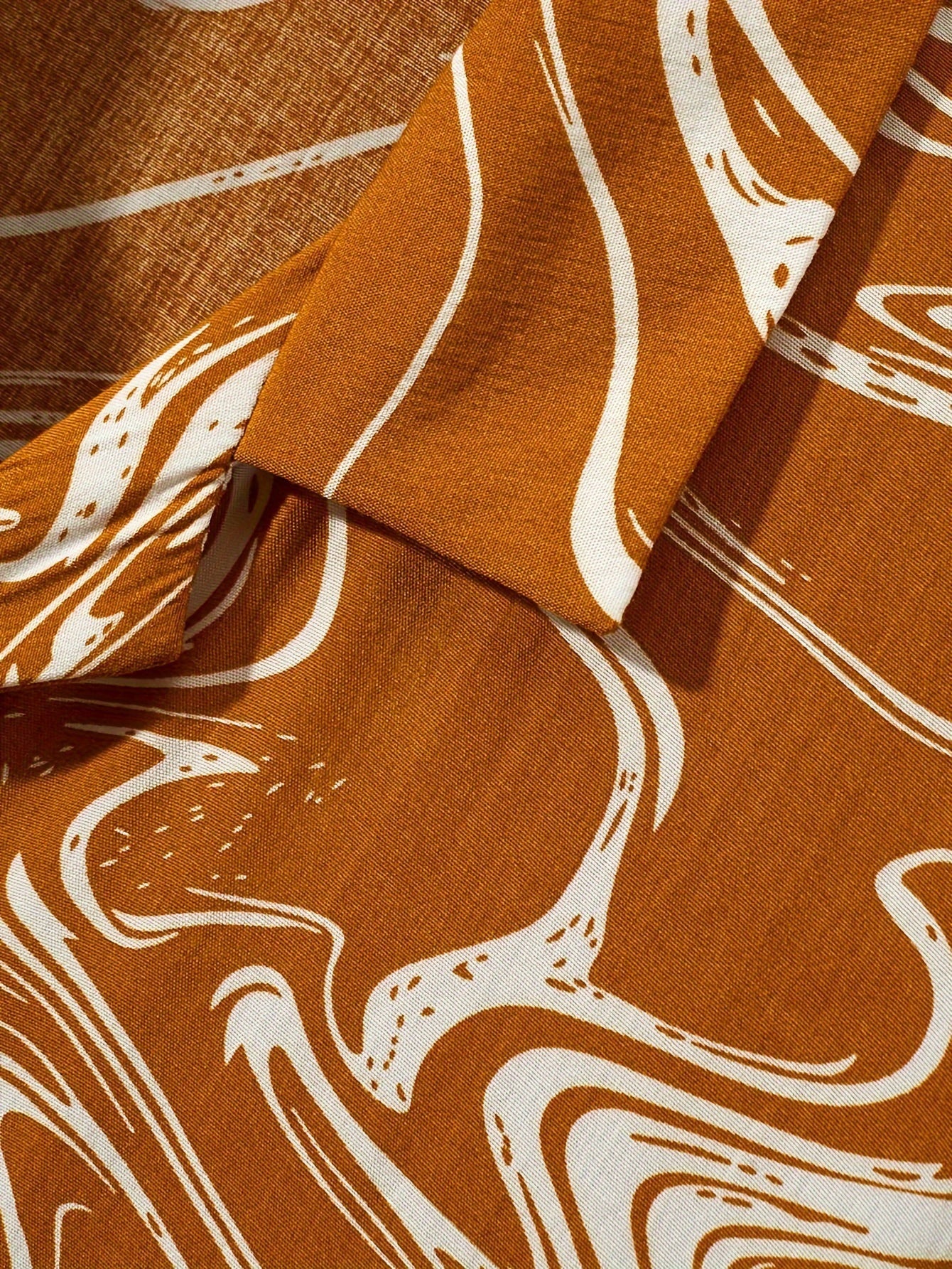 Herren Kurzarm-Resorthemd im modernen Marmor-Wirbel-Design – Freizeit & Sommermode
