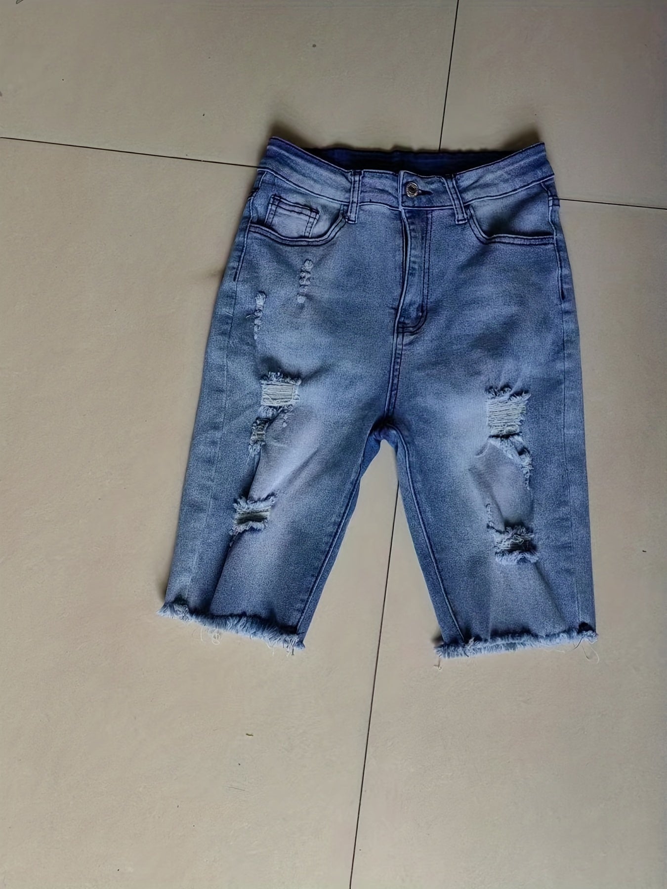 Bermuda jeans da donna effetto usato con frange – Moda estiva alla moda, streetwear e tempo libero