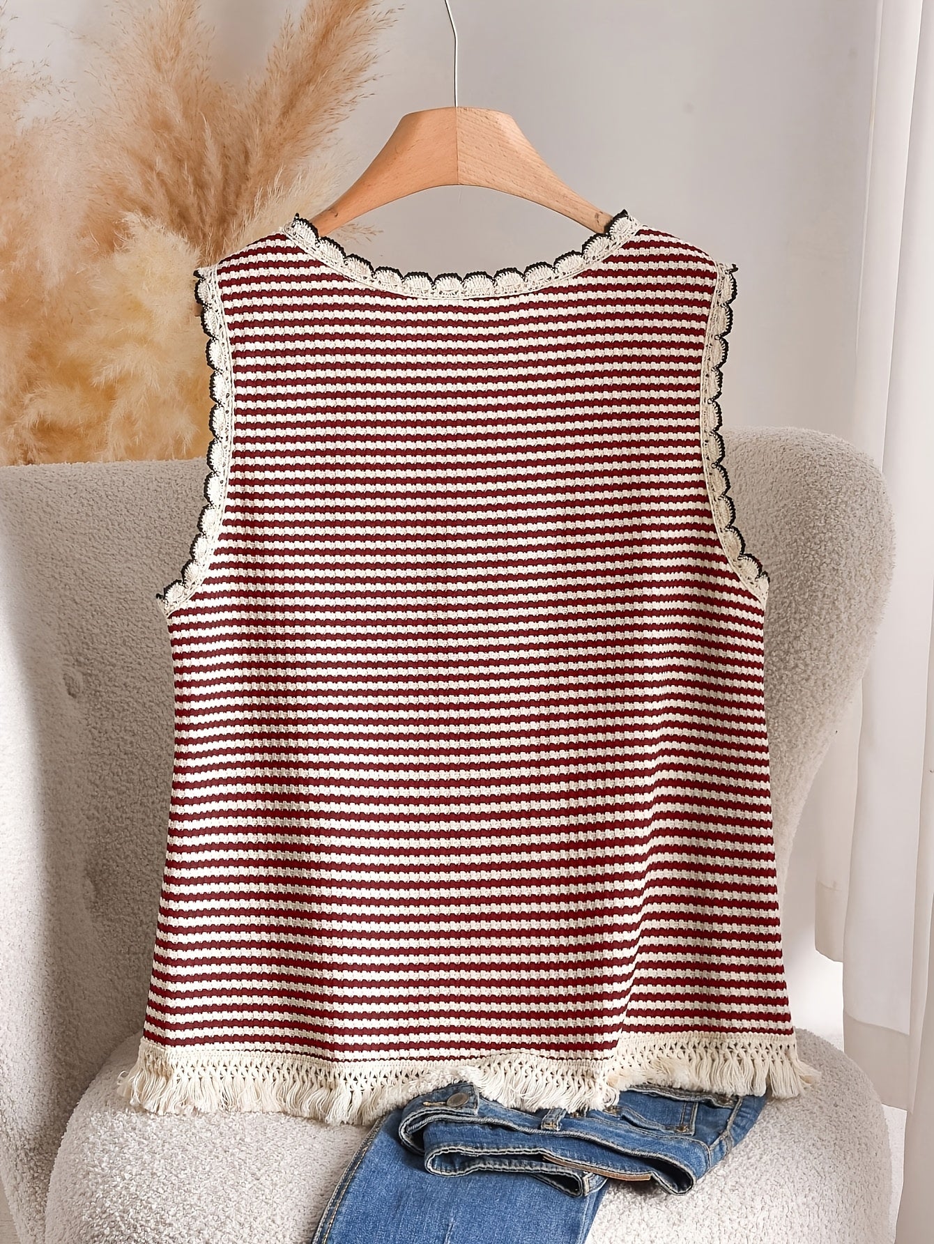 Dame strikket topp i boho-stil med striper og frynser, ermeløs – Perfekt for vår og sommer