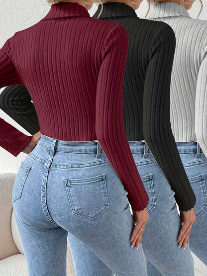 Damebody med rullekrave, ribstrik, lange ærmer og slim fit
