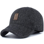 Klassieke wintermuts met oorflappen in snapback-stijl