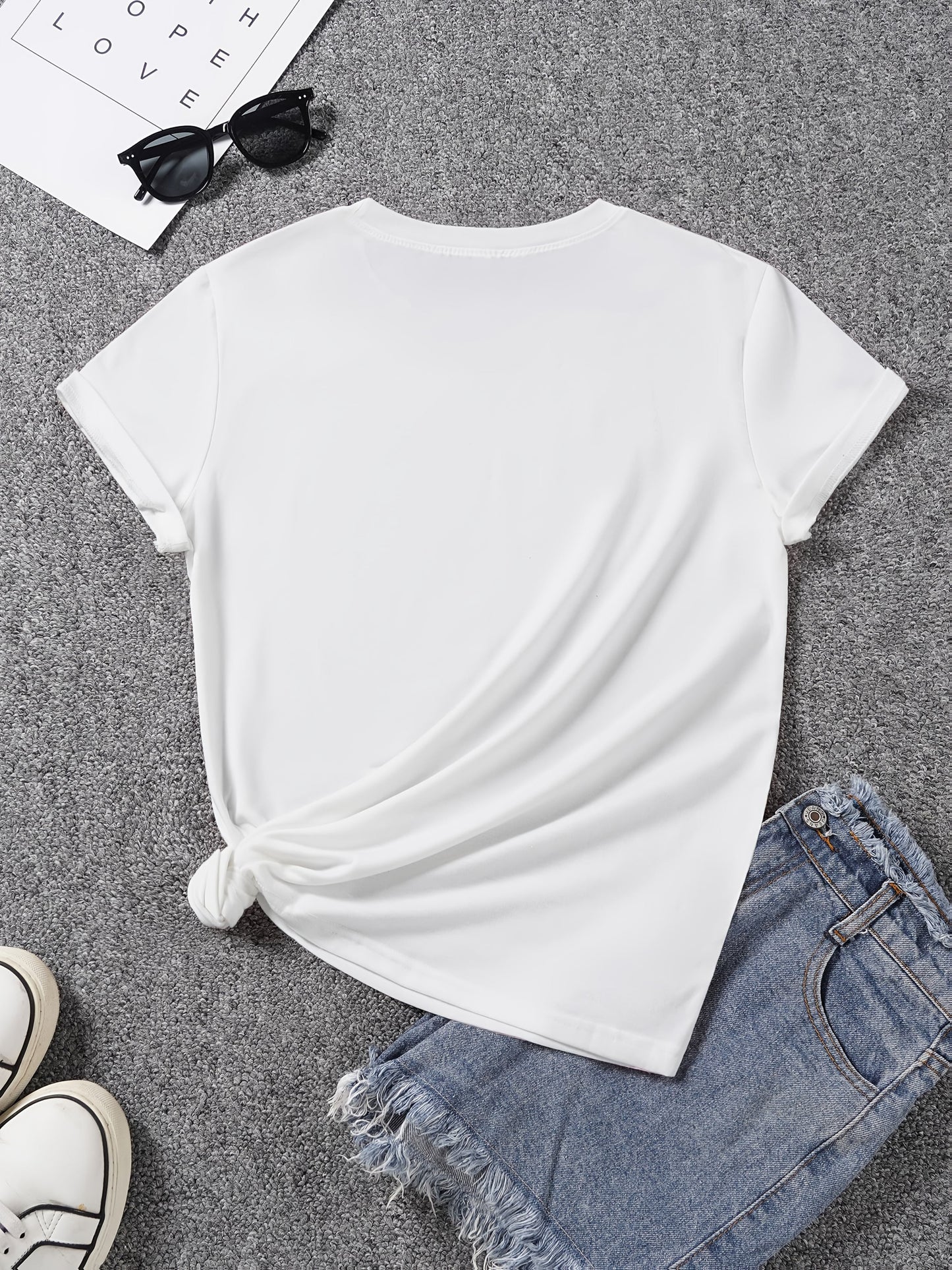 Dame T-shirt med solsikke og sommerfugle – Løs fritidstrøje med sommermotiv