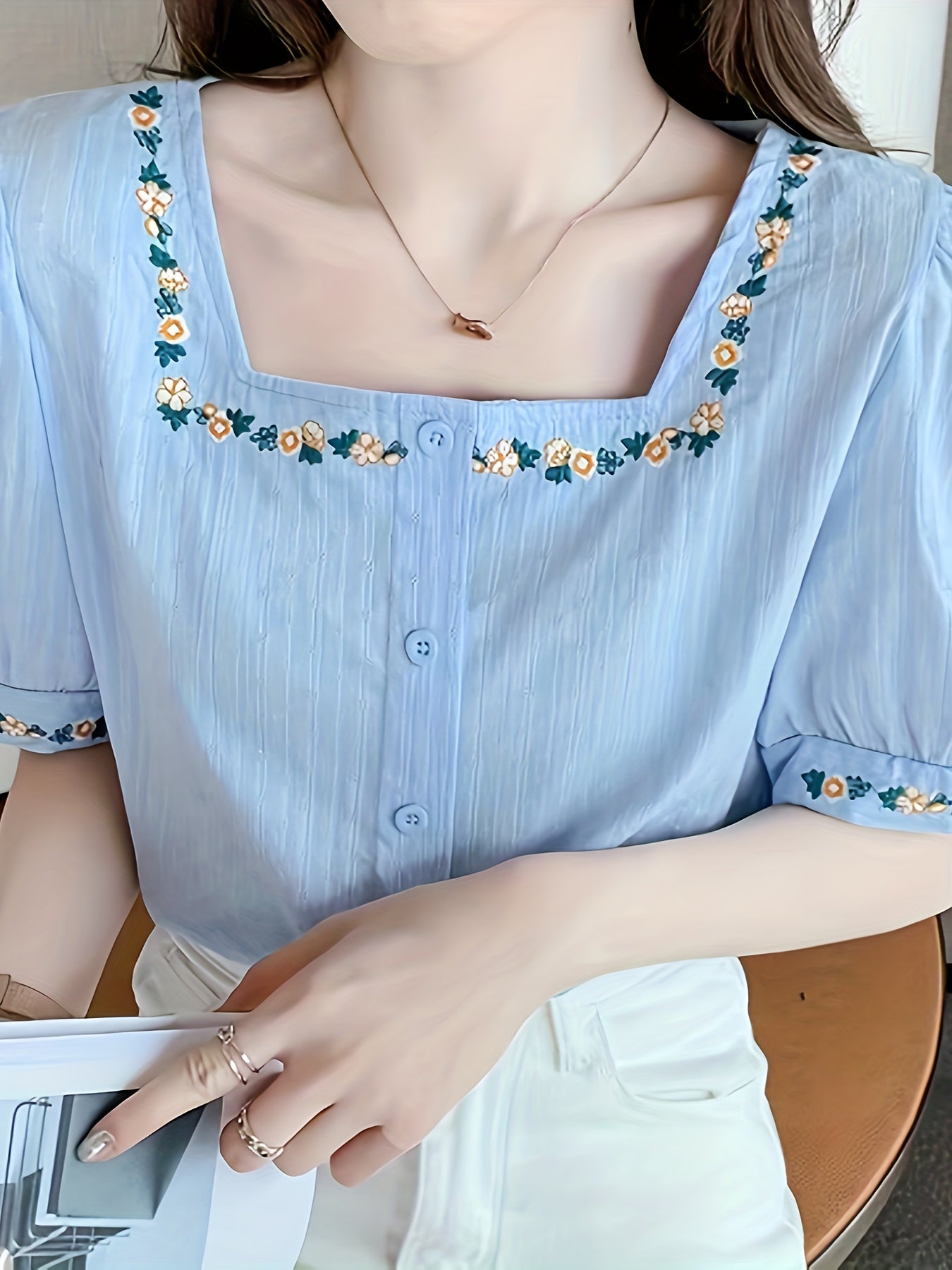 Damen Bluse mit Stickerei und quadratischem Ausschnitt – Eleganter Sommer-Look, Freizeit & Alltag