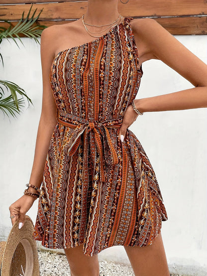 Damska boho mini sukienka na jedno ramię z paskiem – idealna na wakacje i lato