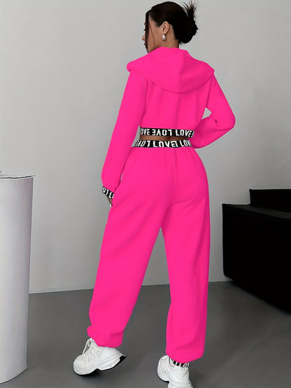Sportieve dames-loungewear-tweedelige set met cropped hoodie en broek, band met het opschrift ‘LOVE’