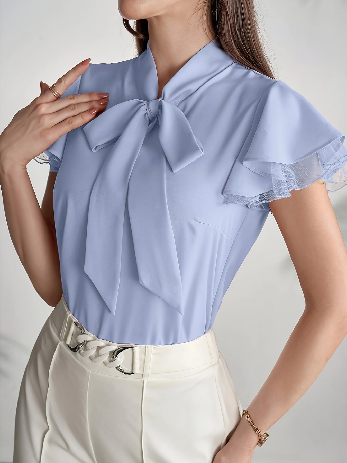 Damska bluzka z rękawami motylkowymi i kołnierzem z kokardą – Elegancki look do biura i na lato