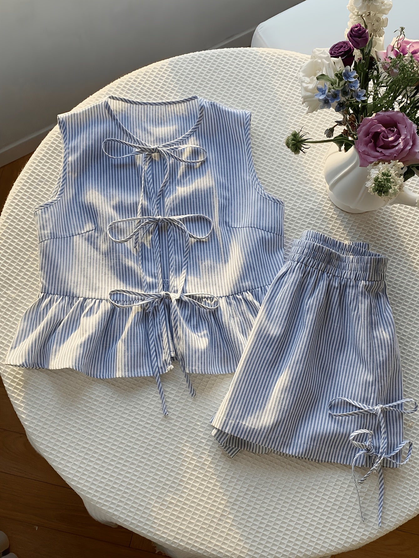 Damset med två delar med ränder – ärmlös volangtopp och shorts med rosetter, sommarstil