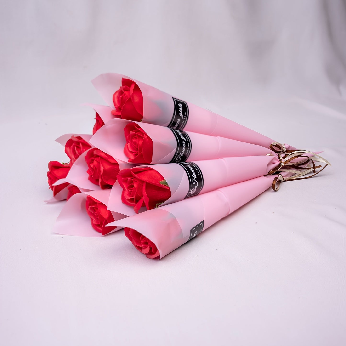 Eleganti rose regalo per donne – Rose decorative senza tempo in elegante cono regalo – Perfette per la Festa della Mamma, San Valentino e occasioni speciali
