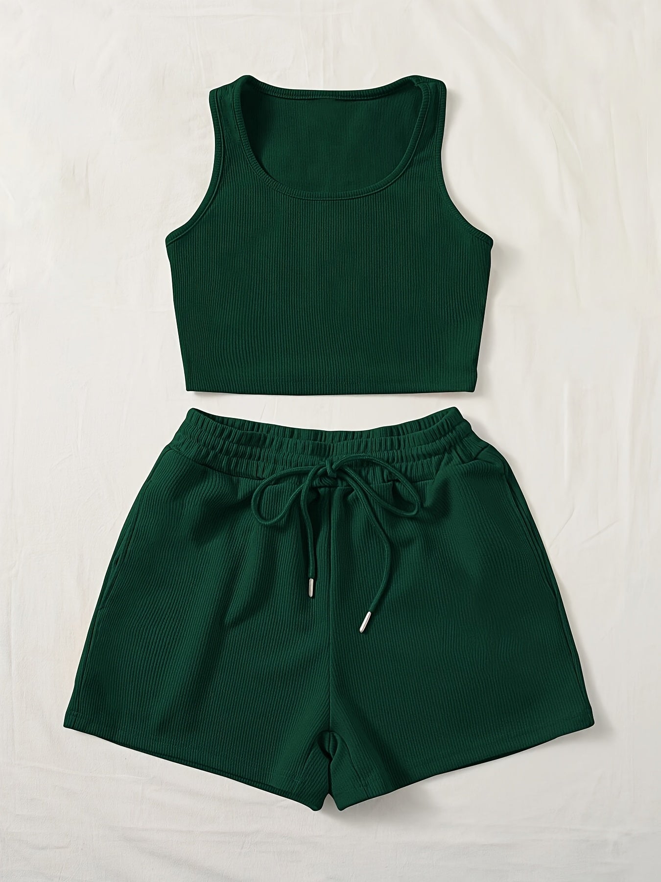 Damski zestaw casual z prążkowanym crop topem i szortami – modny komplet na co dzień i lato