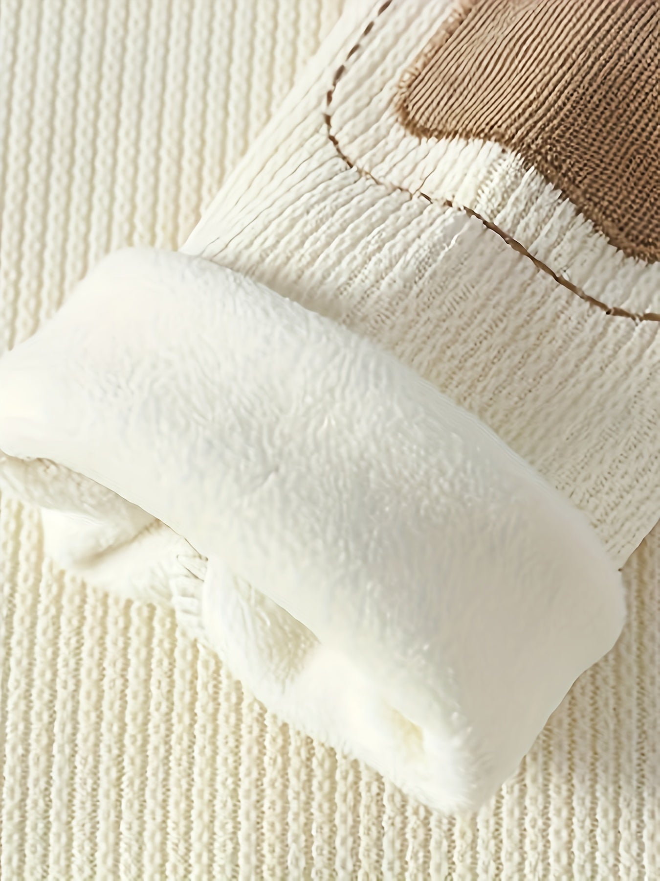 Suéter unisex de cuello redondo con textura acanalada y parches en los codos