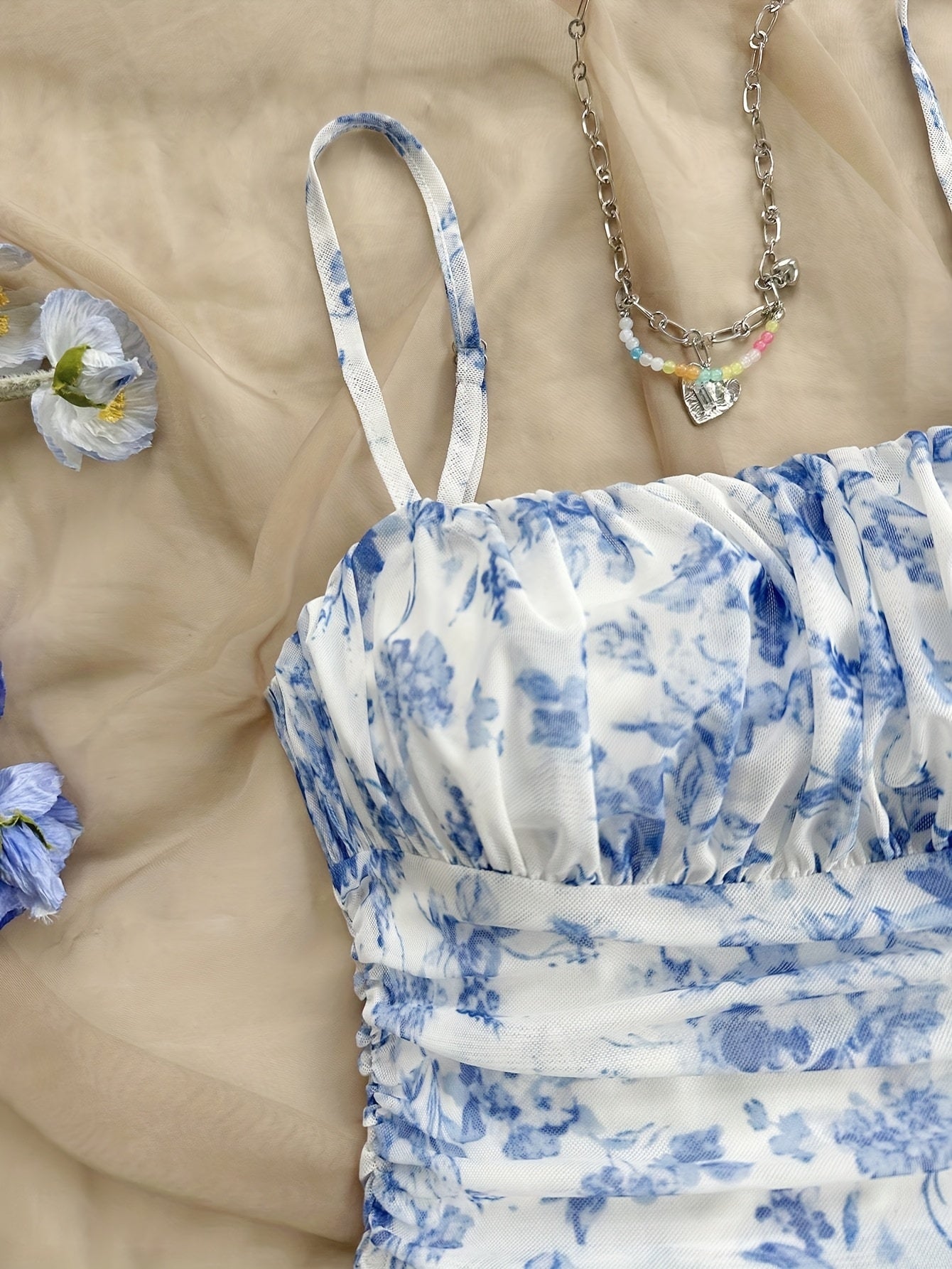 Dame sommerkjole elegant med blomsterprint og spaghetti-stropper – Perfekt til ferie og fritid