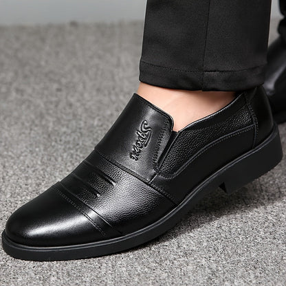 Herren Slipper mit weichem Futter, dunkler Sohle und Ziernähten