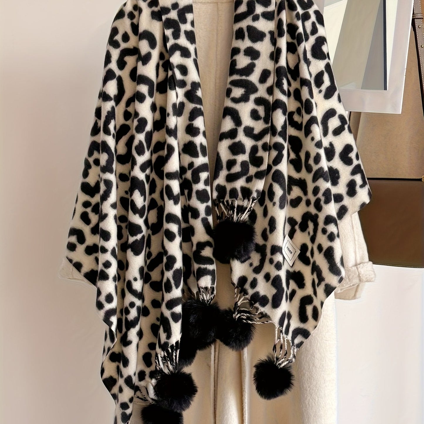 Schal mit Leopardenmuster und Pompons, weiches Material