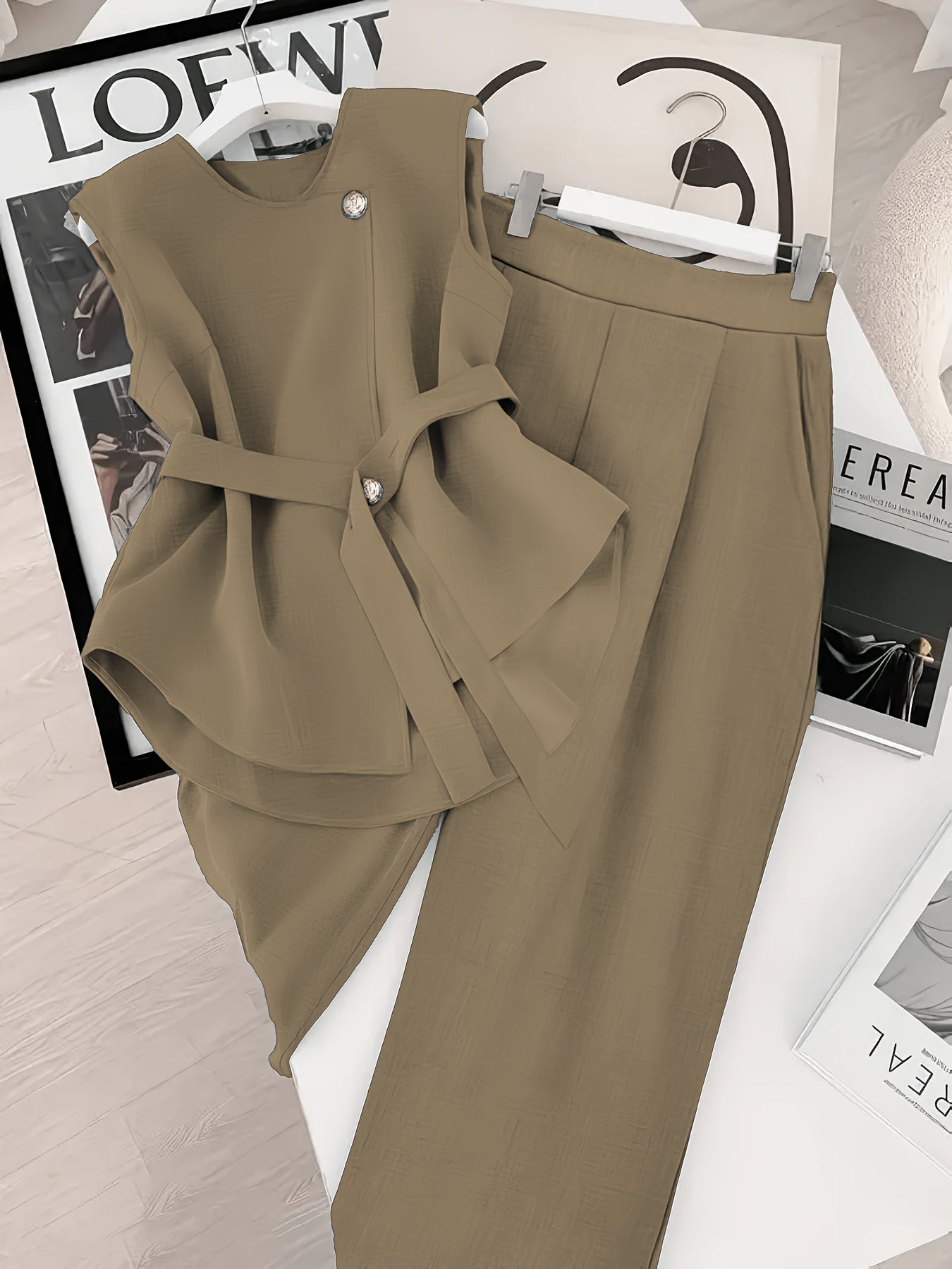 Conjunto de dos piezas para mujer – Elegante atuendo de negocios con blusa asimétrica y pantalones anchos – Moderno y estilizado para oficina y eventos