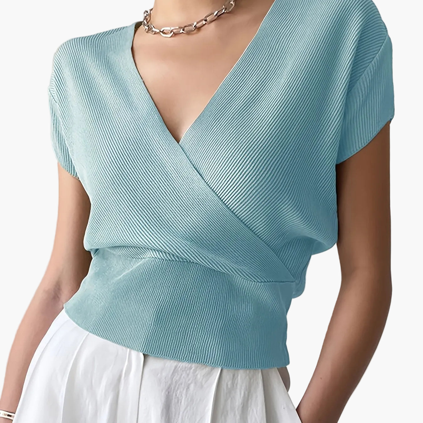 Dames wikkelshirt met V-hals en korte mouw – Modern vrijetijdstopje