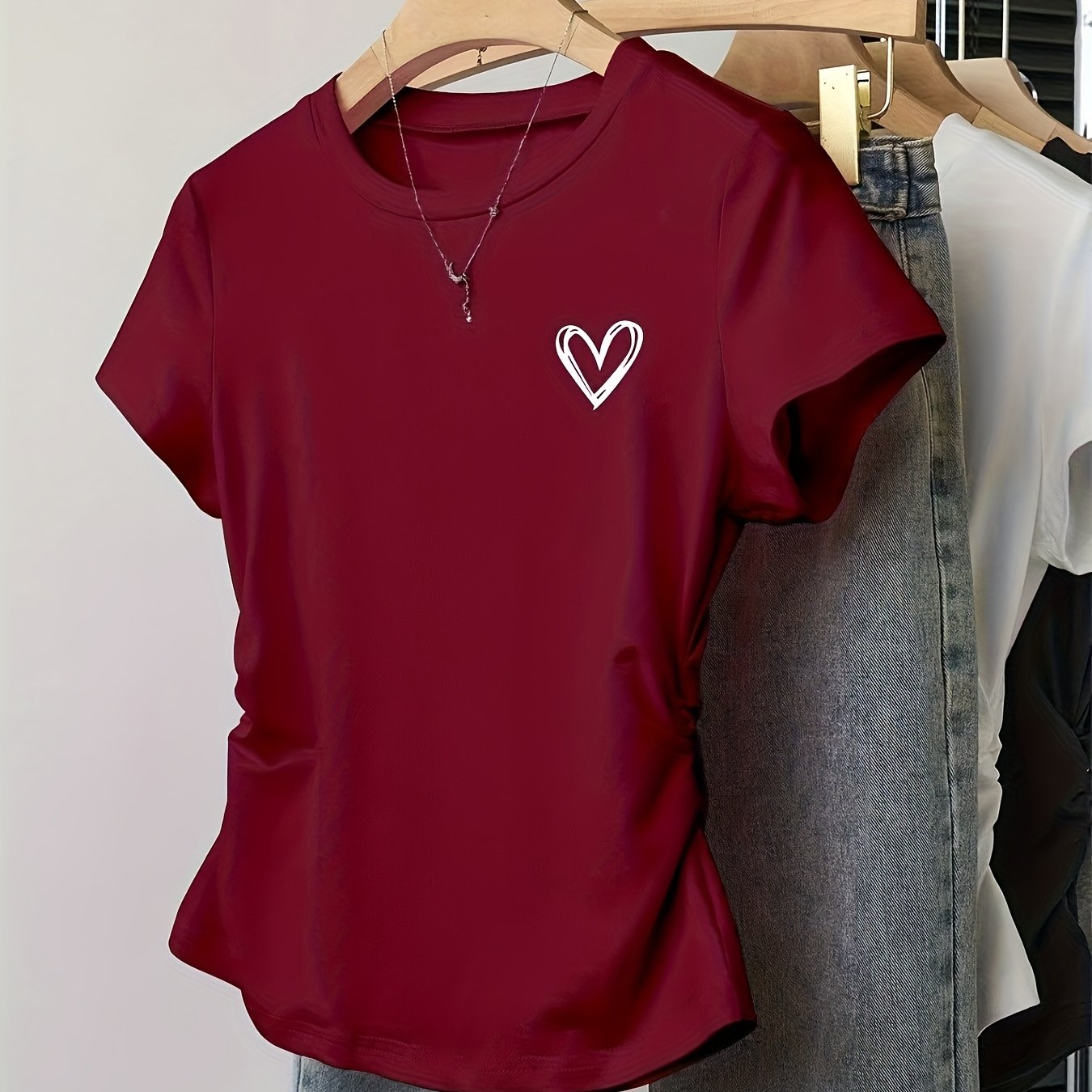 Camiseta para mujer con estampado de corazón y corte moderno – Ideal para día a día y ocio