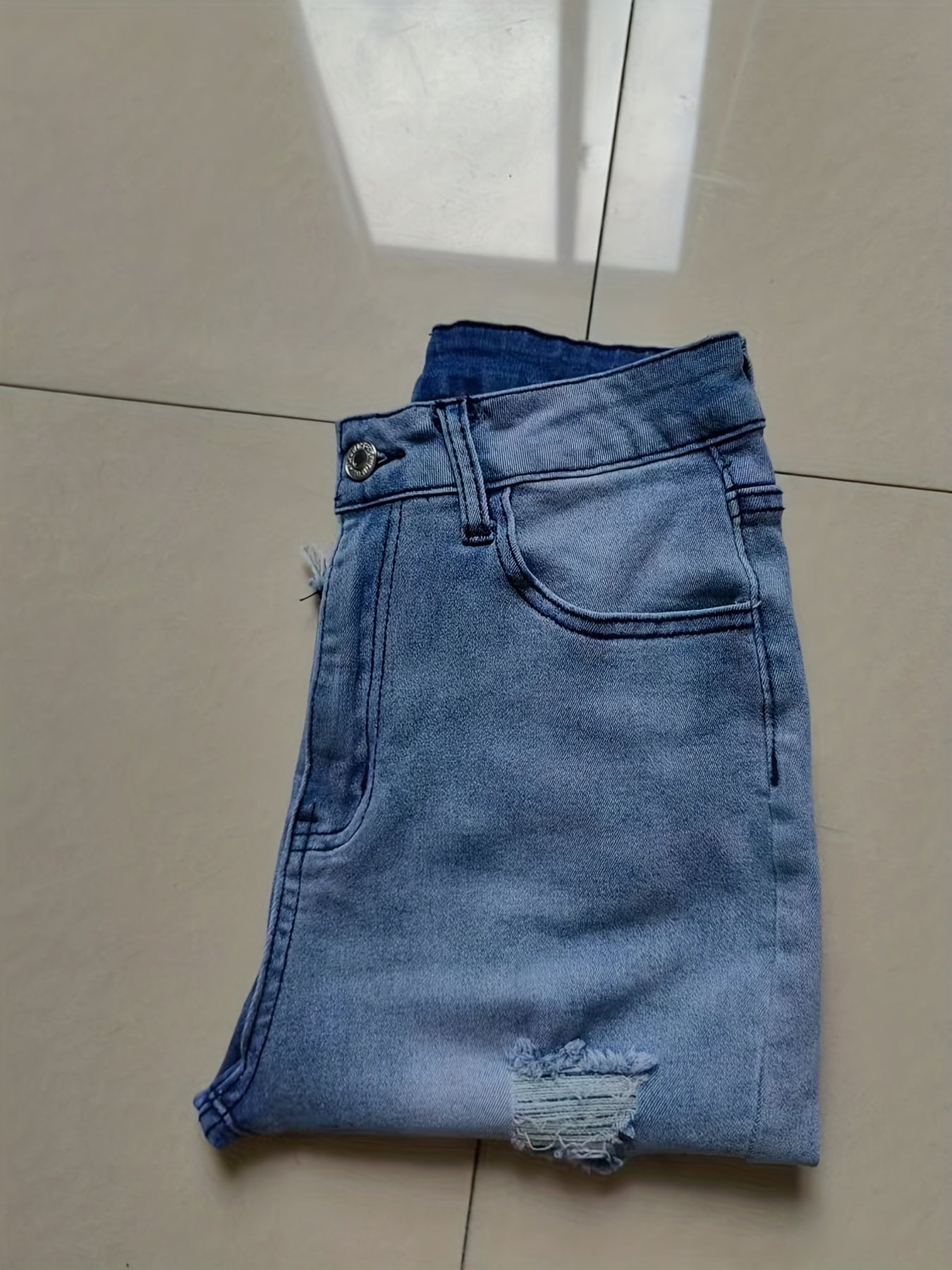 Bermuda jeans da donna effetto usato con frange – Moda estiva alla moda, streetwear e tempo libero