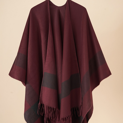 Poncho capa de mujer con flecos y frente abierto