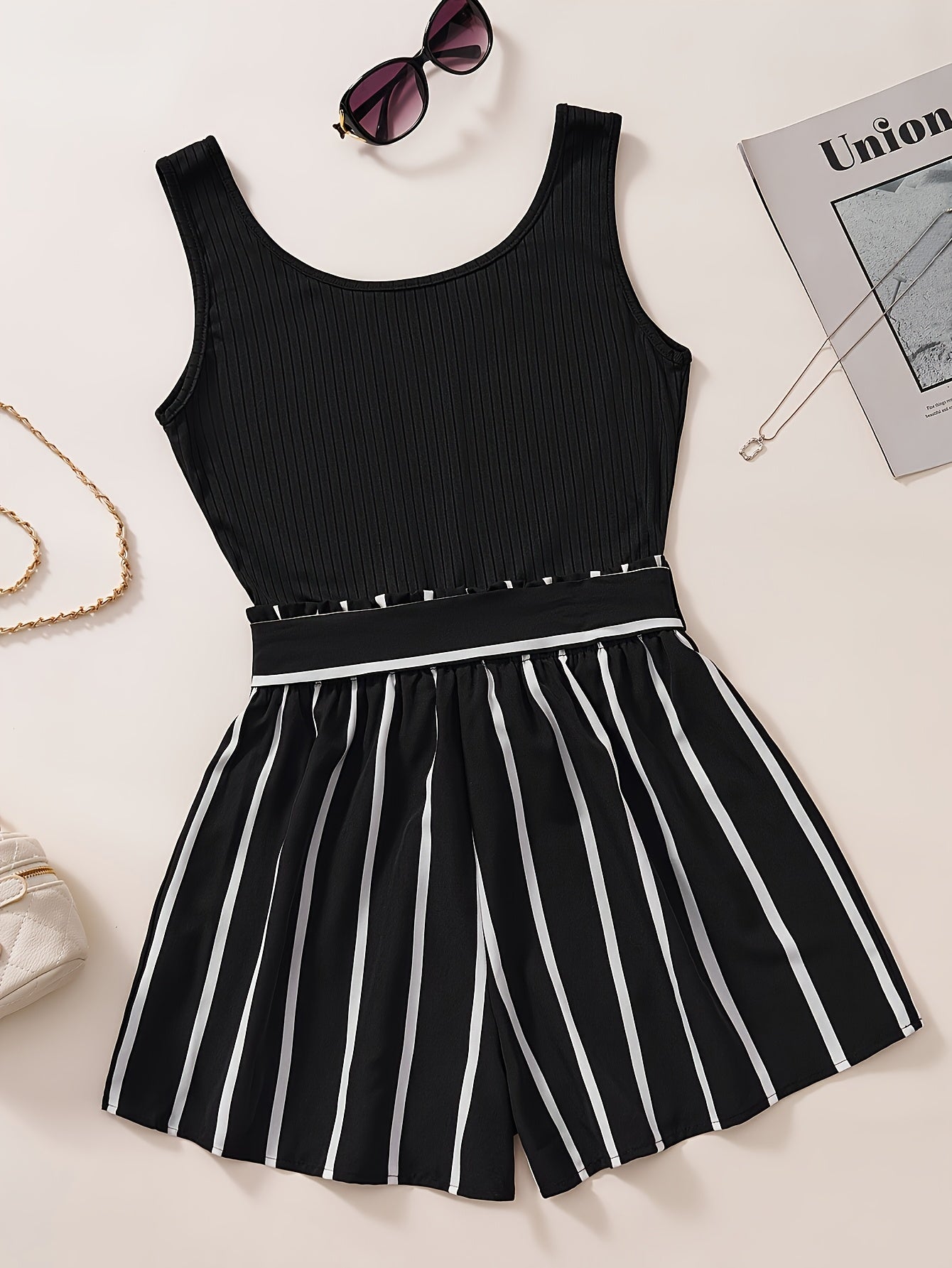 Mono elegante de mujer con estampado de rayas y cinturón de cintura para primavera y verano