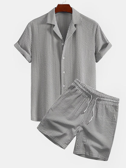 Conjunto para hombre de dos piezas – Atuendo de verano a rayas con camisa de manga corta y pantalones cortos – Estilo vacacional casual y elegante