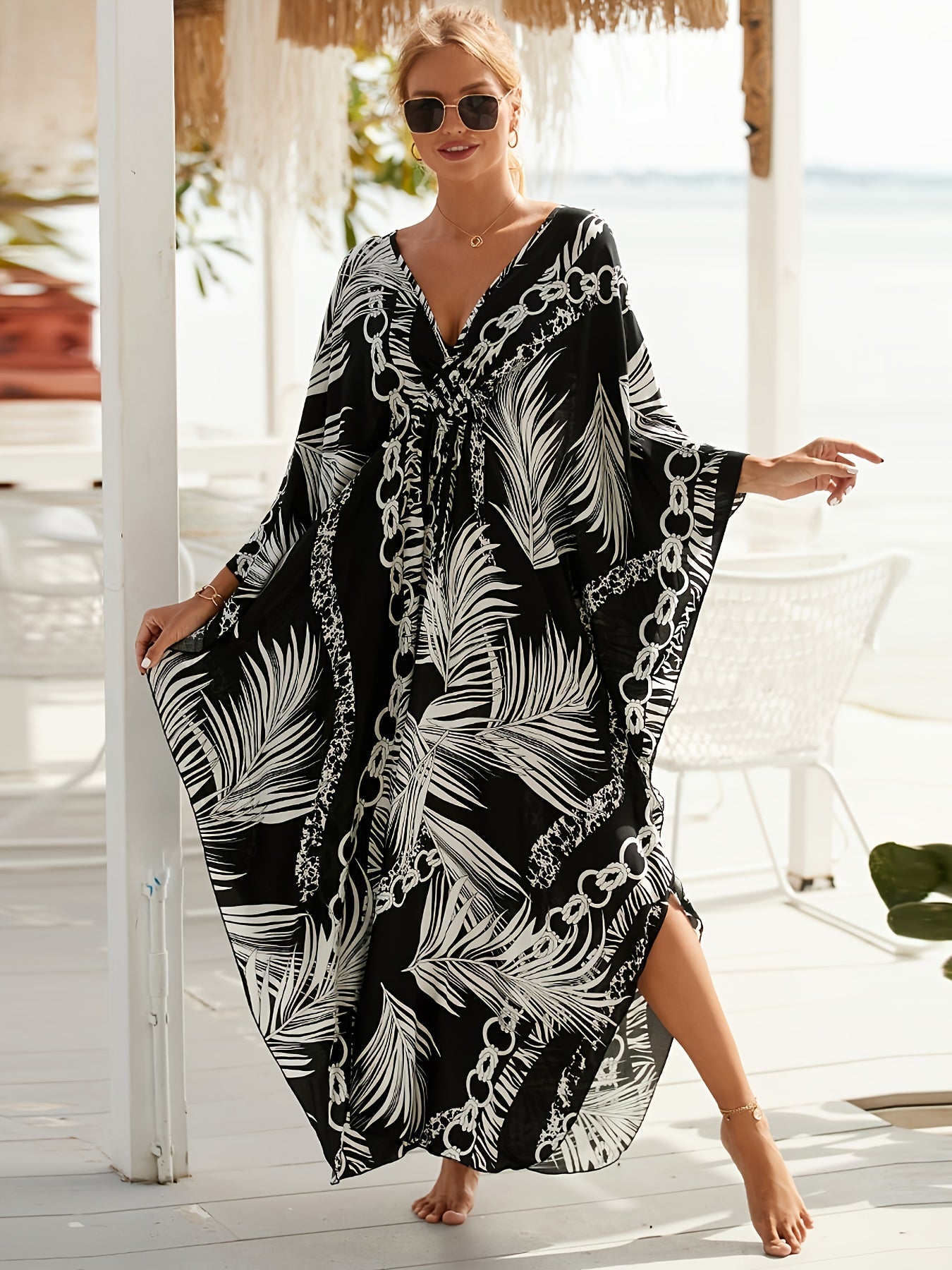 Kaftan de luxe pour femme – motif tropical de palmiers et chaînes, parfait comme paréo de plage ou de piscine