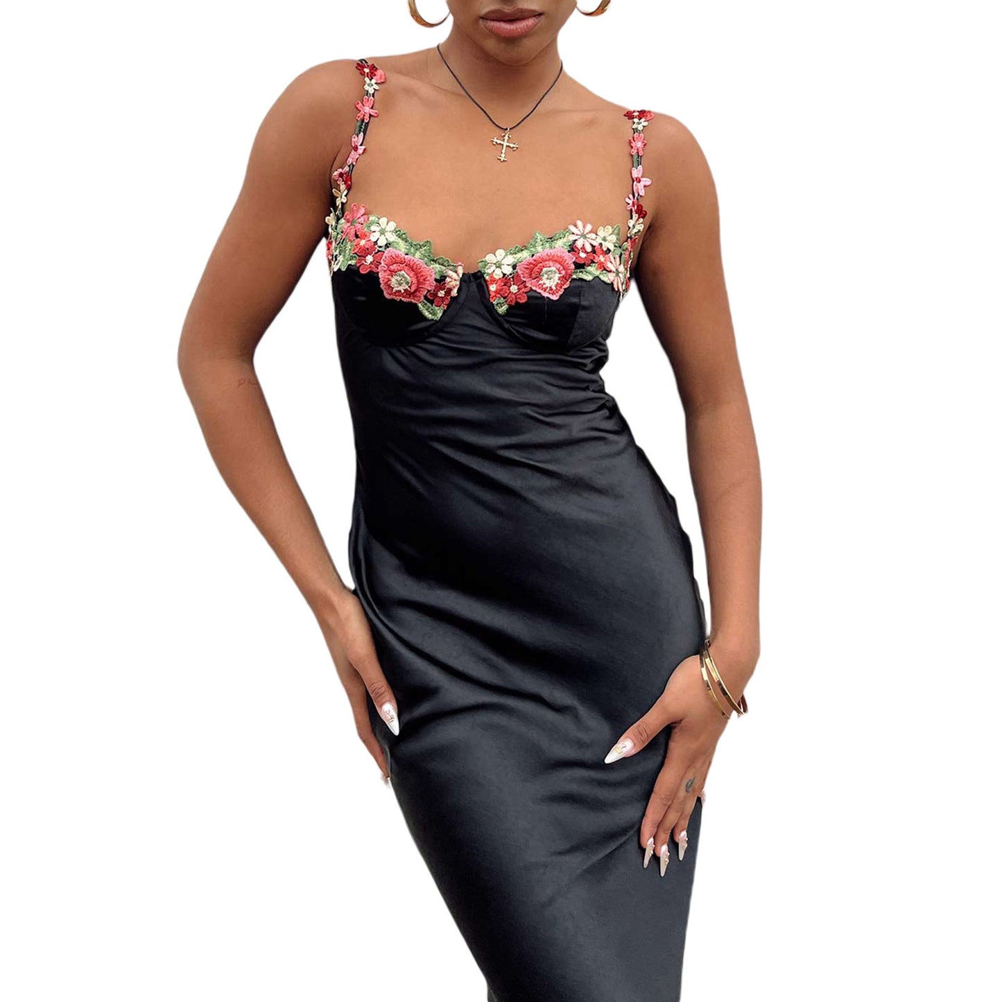 Dame satin maxikjole med blomsterbroderi – Elegant aftenkjole i slip-design