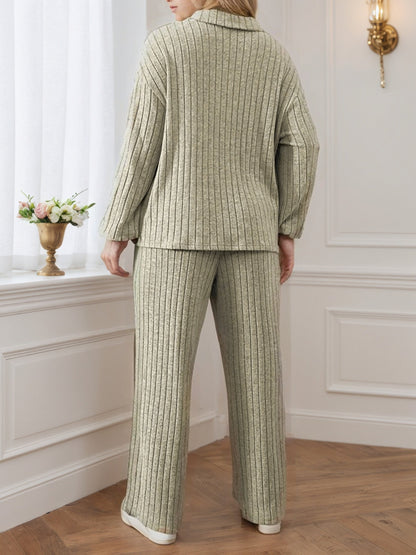 Gerippter Zweiteiler mit Stehkragen und Reißverschluss – Langarmshirt und weite Hose, Seitenstreifen