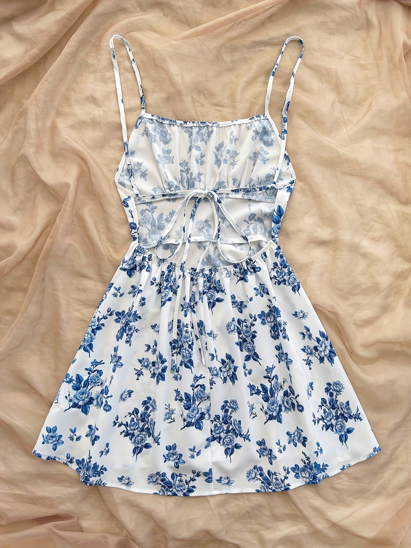 Dame sommerkjole elegant med blomsterprint og spaghetti-stropper – Perfekt for fritid og spesielle anledninger