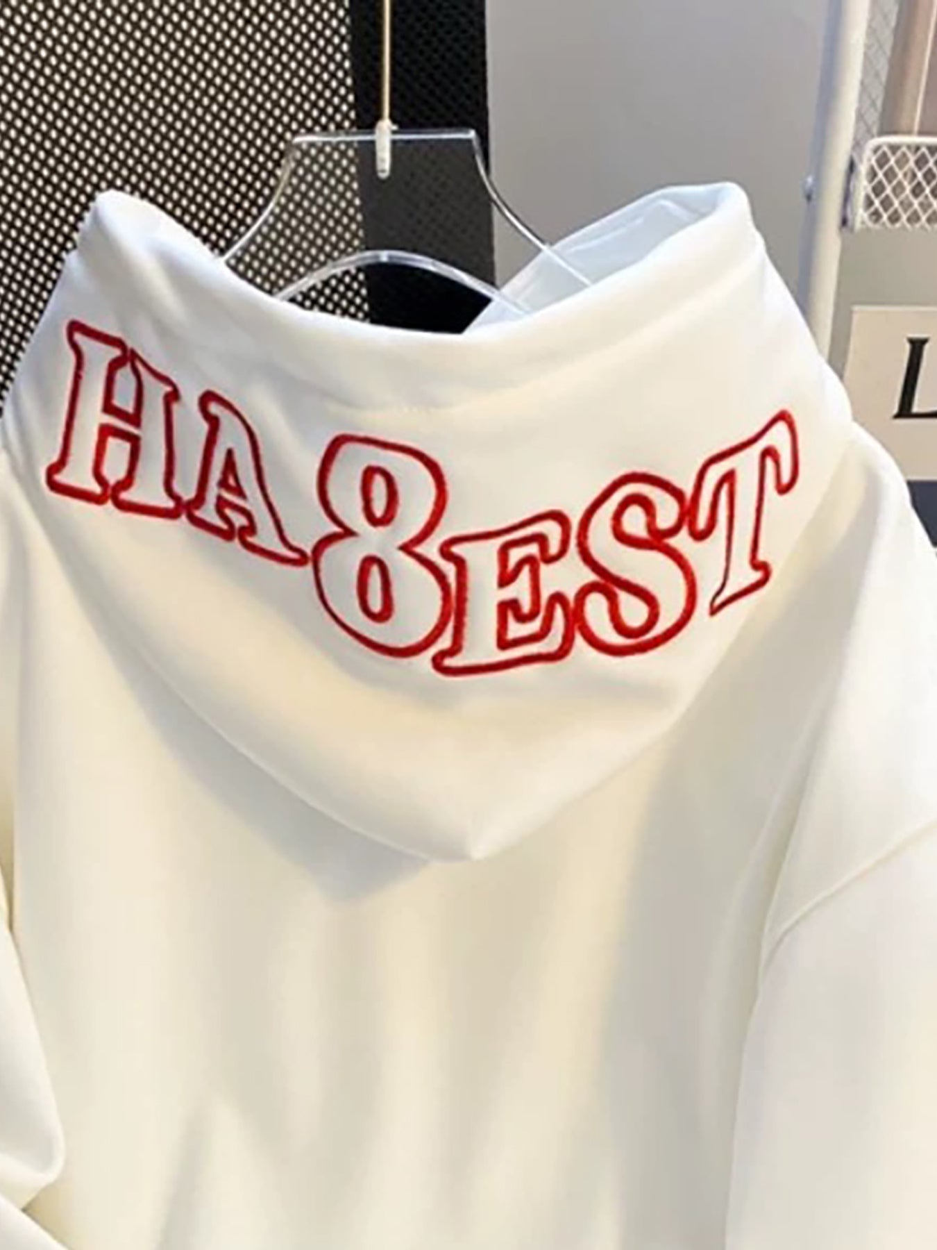 Weißer Hoodie mit Kapuze und roter Stickerei