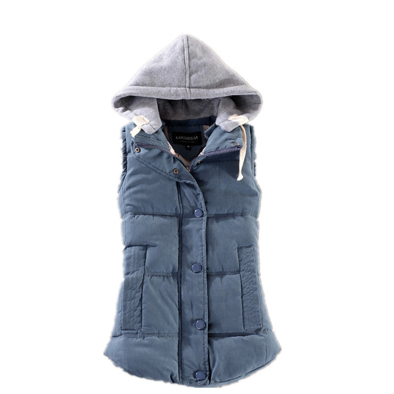 Getailleerde gewatteerde bodywarmer voor dames met capuchon en drukknoopsluiting