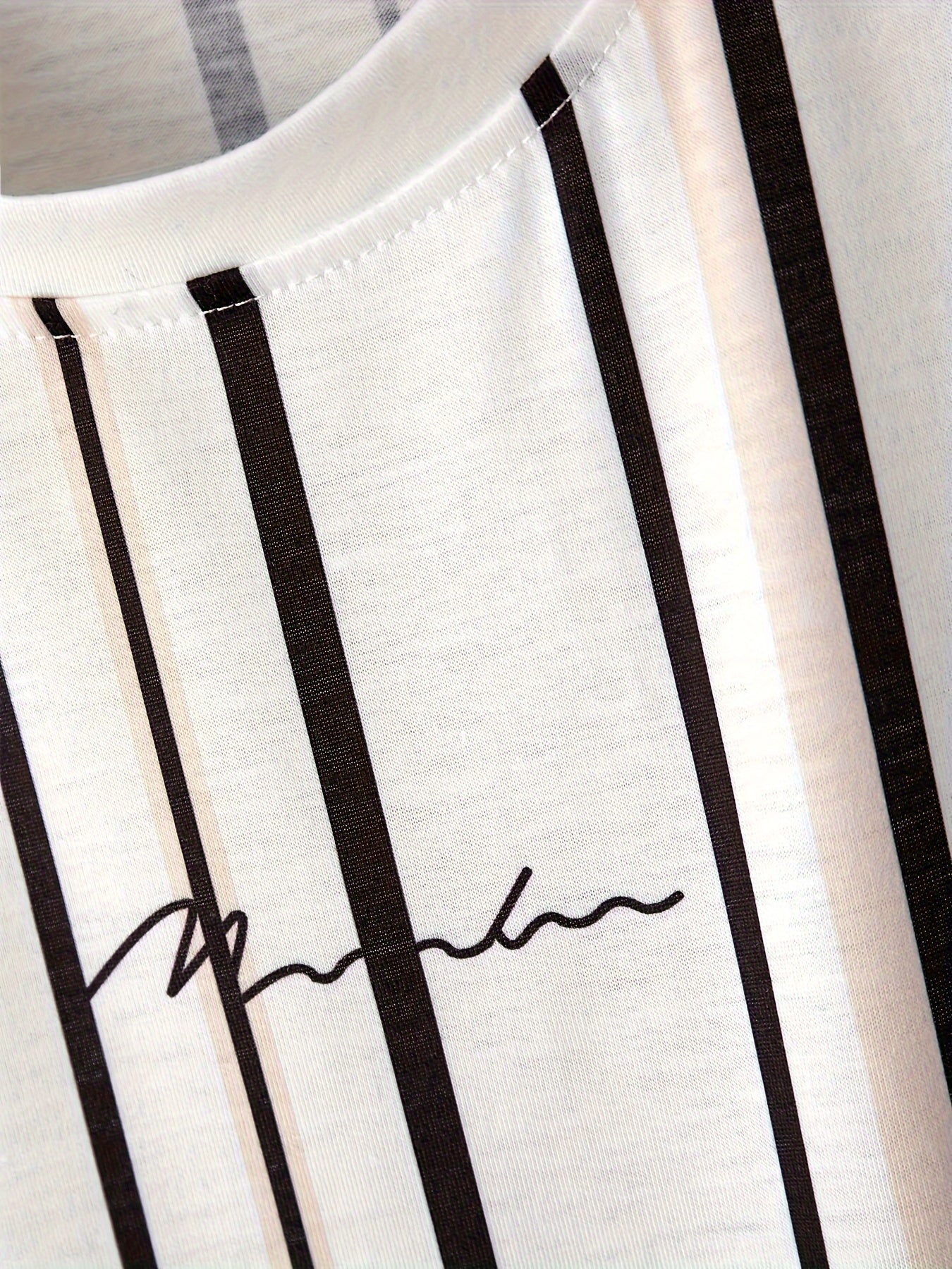 Męski T-shirt z pionowym wzorem w paski i nowoczesnym napisem – miejski casualowy styl