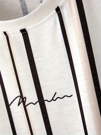 Męski T-shirt z pionowym wzorem w paski i nowoczesnym napisem – miejski casualowy styl