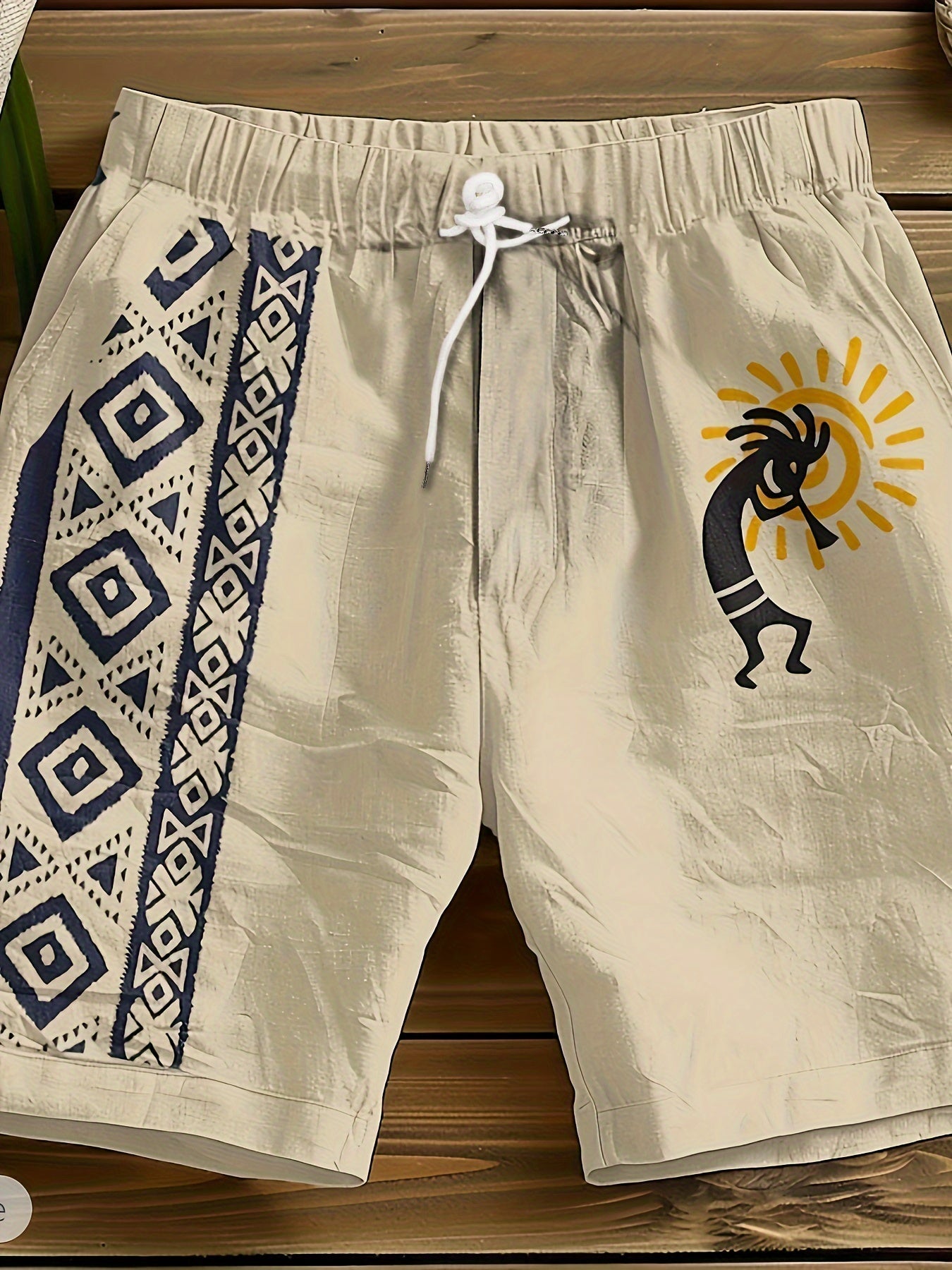 Herre fritidsshorts med etno-mønster og fløjtespiller-print – Trendy sommerbukser til ferie og strand