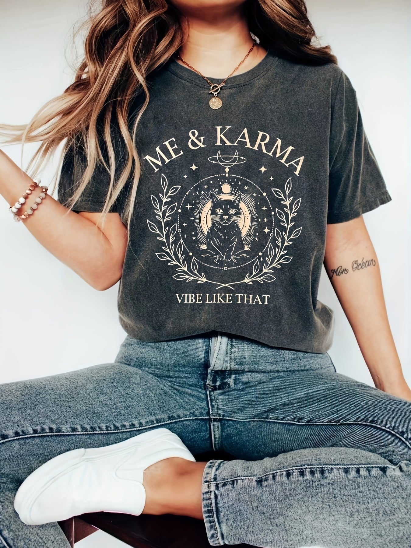 Damska koszulka vintage z kotem i napisem „Me & Karma – Vibe Like That” – mistyczna, swobodna, codzienna