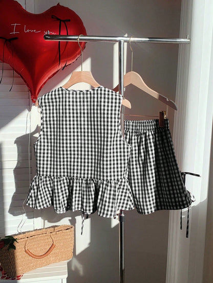 Damset med två delar med ränder – ärmlös volangtopp och shorts med rosetter, sommarstil
