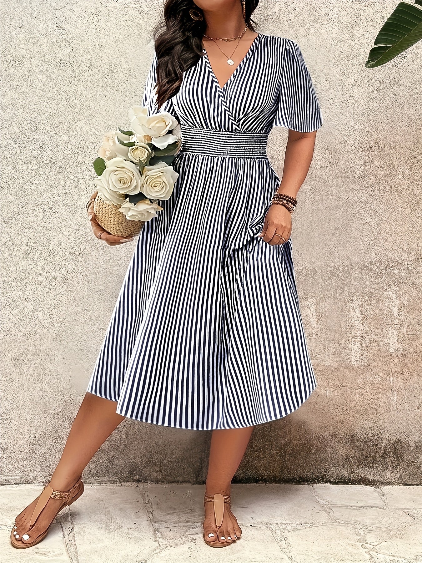 Robe midi élégante rayée pour femme avec décolleté en V et taille froncée – Parfaite pour le quotidien et les occasions spéciales