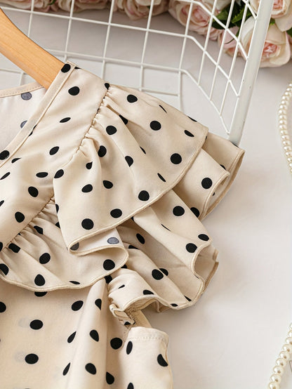 Damblus med polka dots, volangärmar och V-ringning – elegant, feminin stil för kontor och fritid