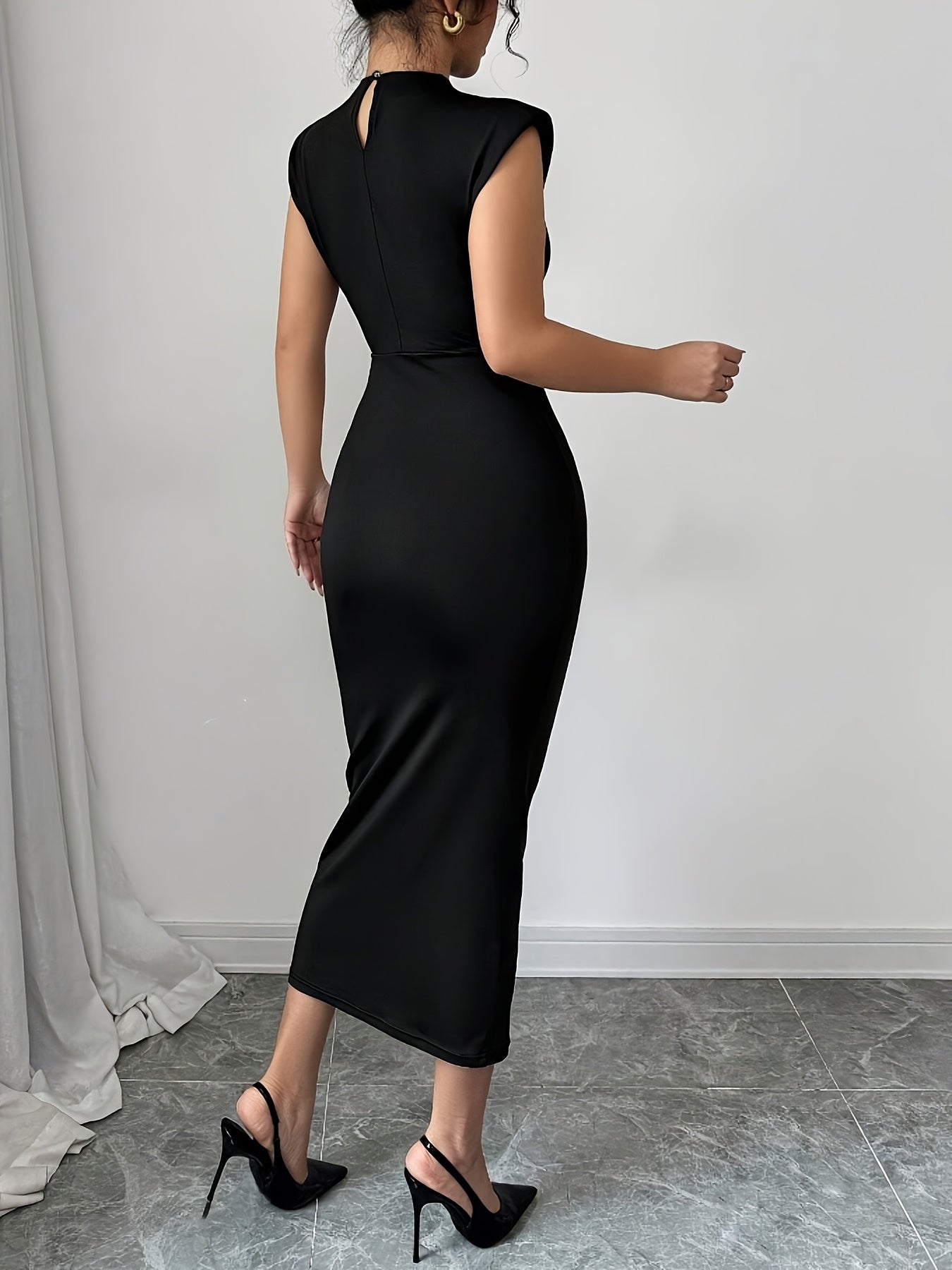Abito midi aderente elegante da donna con spalle accentuate e dettaglio in vita – Perfetto per occasioni speciali