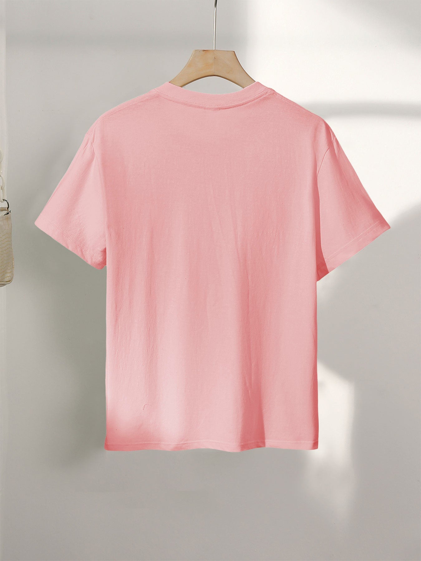 Dame T-shirt med dyreprint og inspirerende citat – moderigtigt fritidsskjorte med leopard- og zebramønster