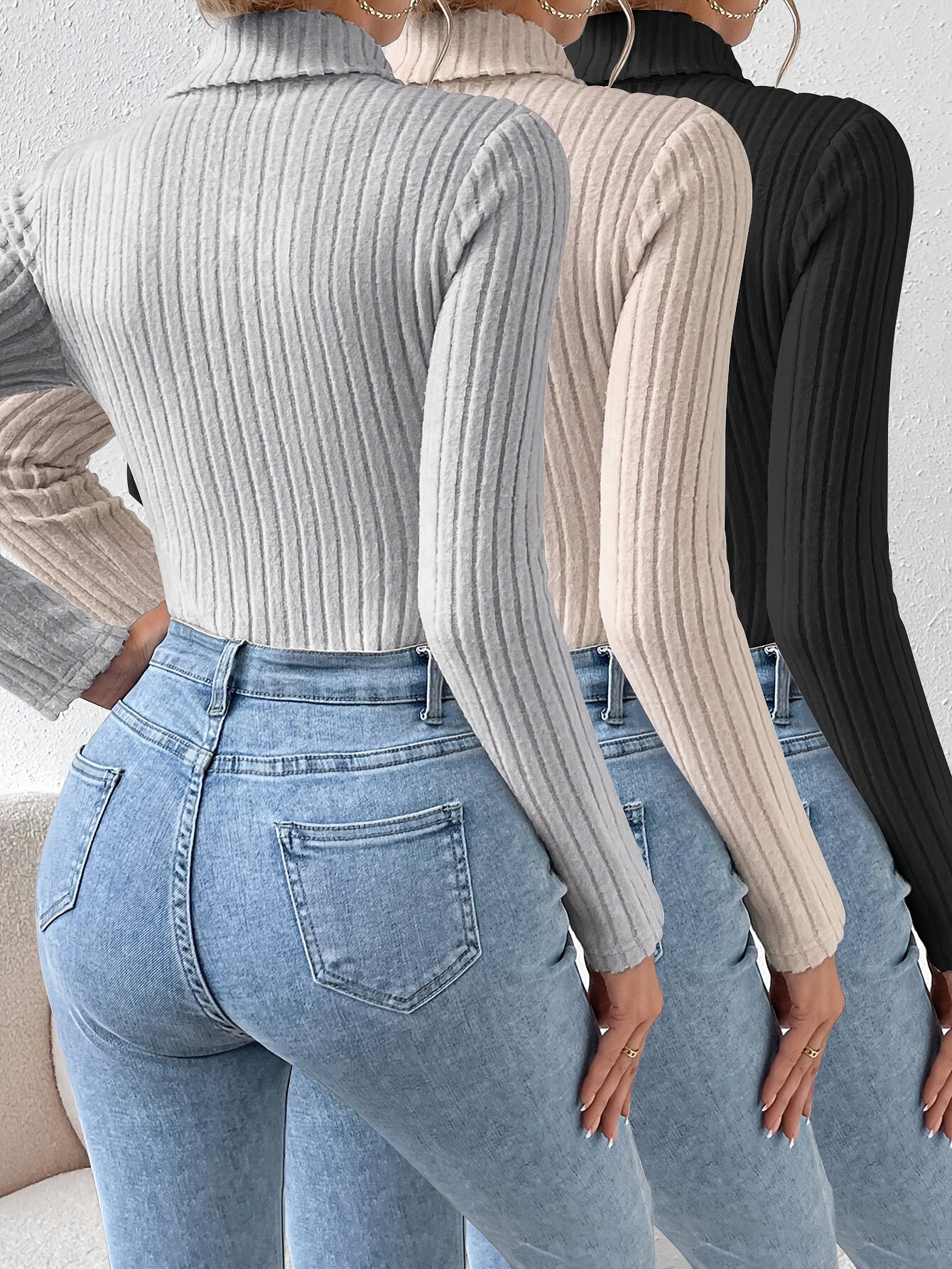 Damebody med rullekrave, ribstrik, lange ærmer og slim fit