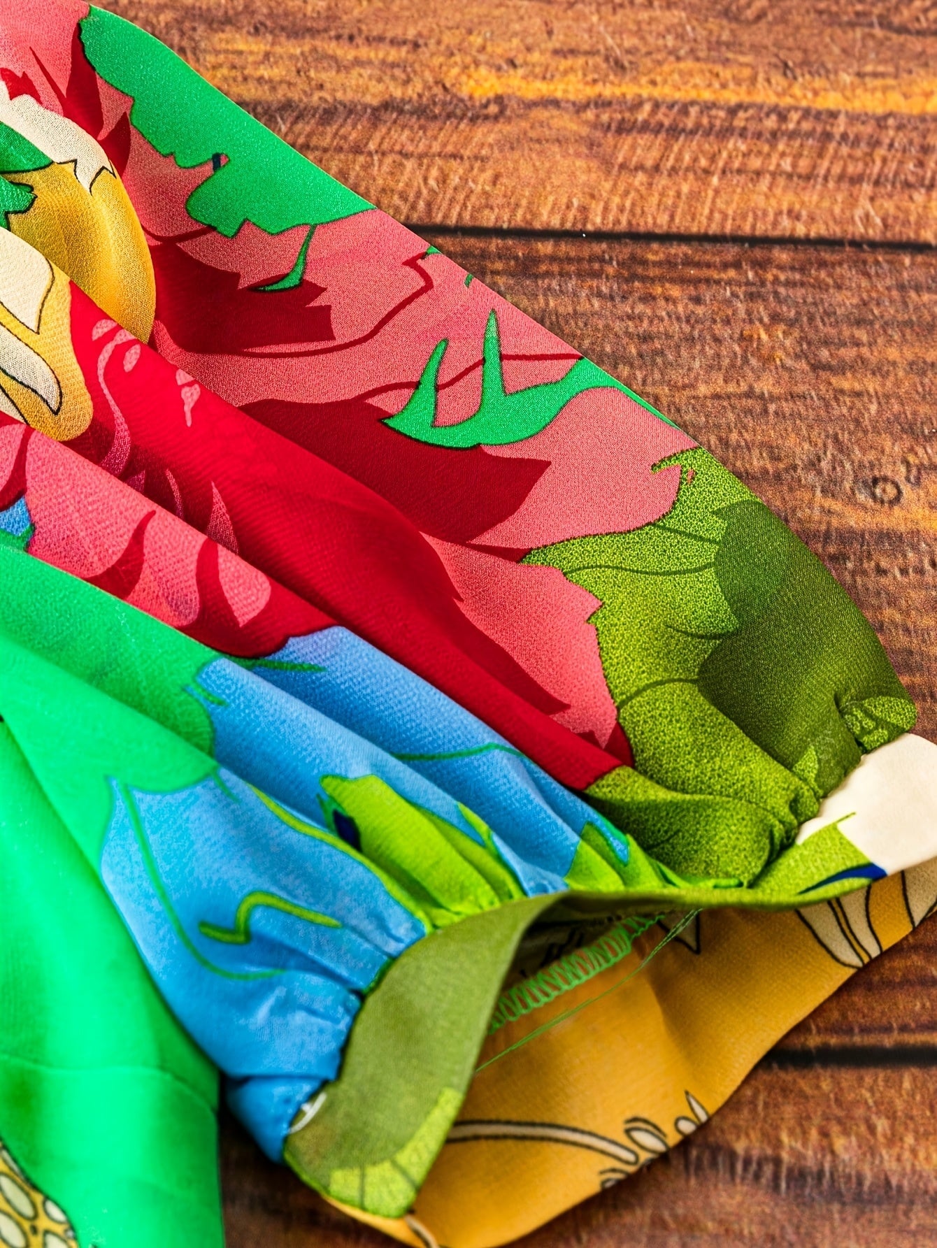 Damblus med iögonfallande blommönster, puffärmar och knapprad – ett modernt statement för fritid och sommar