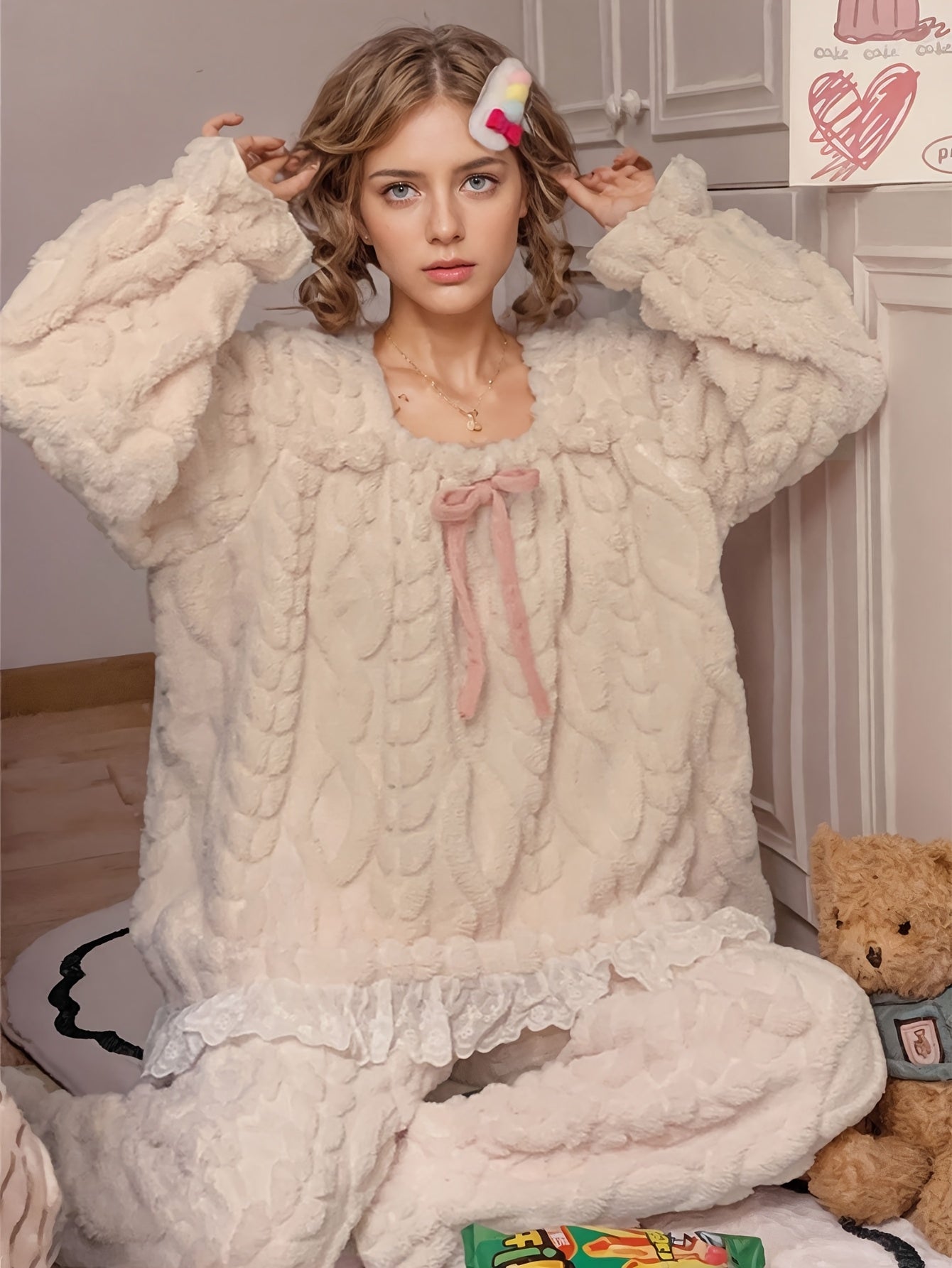 Damen Kuschel-Pyjama Set Hellbeige mit Rüschen und Schleife